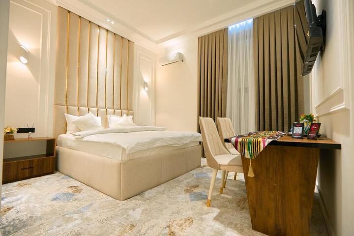 Room 4 of 33
