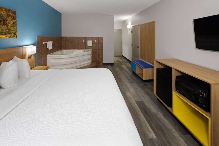 1 Queen Bed Studio Suite (1 of 2)