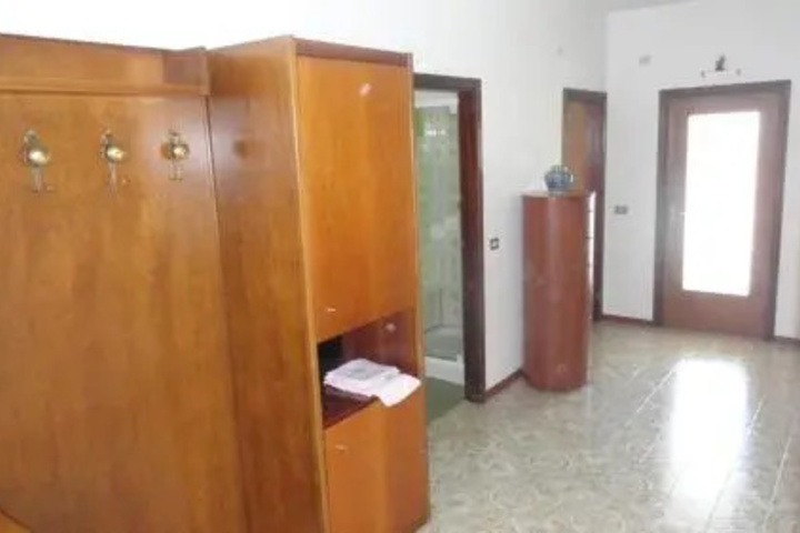 Room 8 of 16