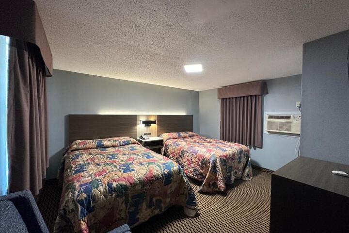 1 Queen Bed (1 of 6)