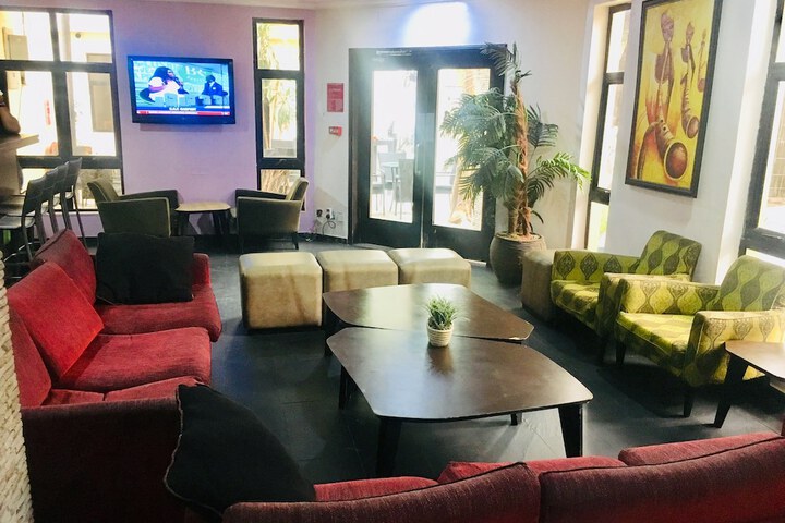 Lounge 33 of 37