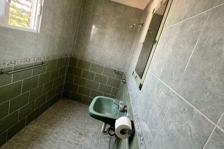 Room 11 of 18