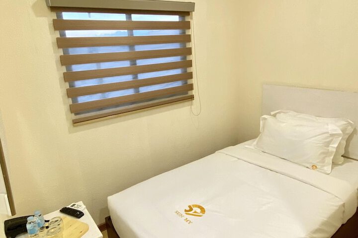 Room 9 of 19