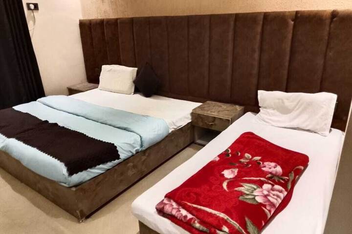 Room 5 of 12