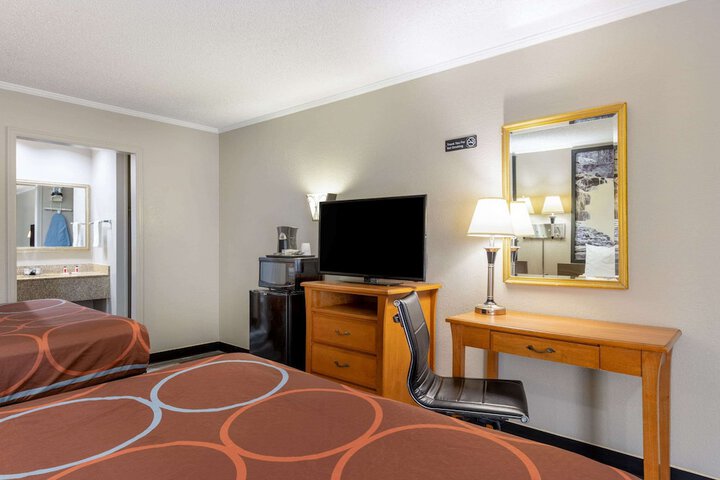 1 King Bed (3 of 21)