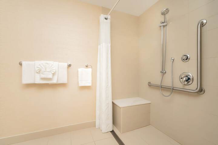 2 Queen Beds Accessible (4 of 16)