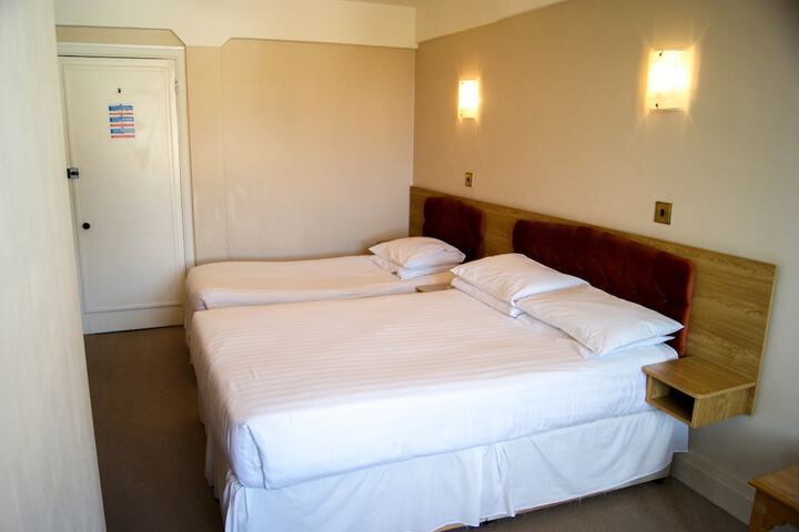 Room 13 of 128