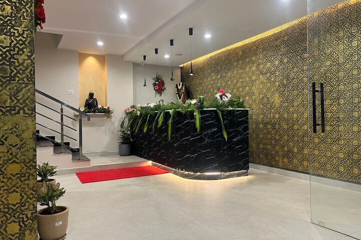 M R SUITES