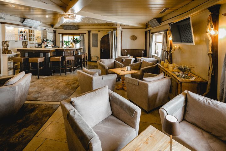 Lounge 83 of 102