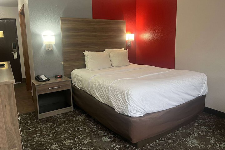 Queen Bed Accessible (5 of 12)