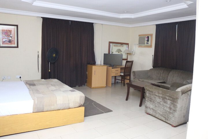 Room 9 of 27