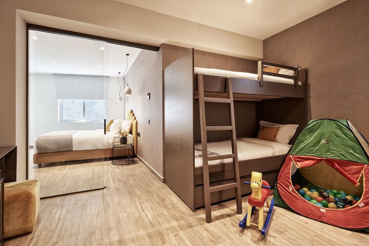 Room 37 of 60