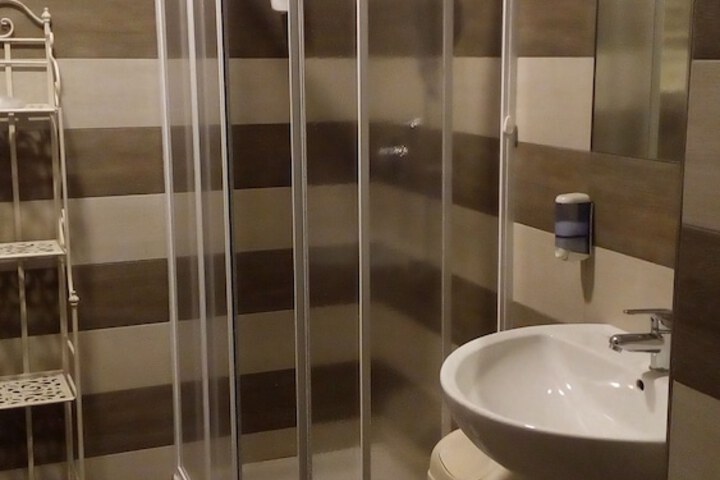 Room 5 of 8