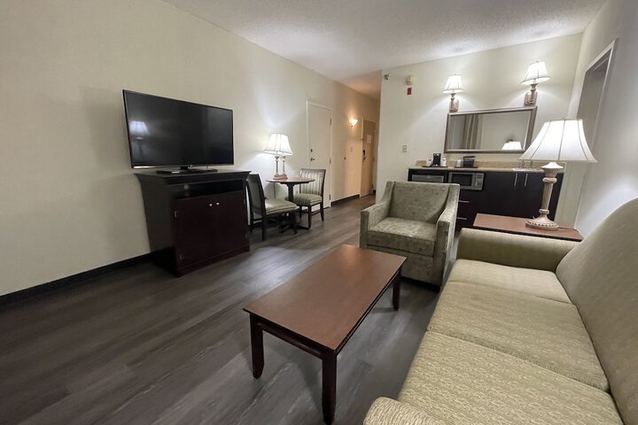 1 Queen Bed Accessible (35 of 46)
