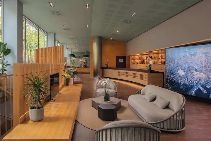 Entrance & Lobby