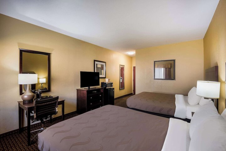 2 Queen Beds (5 of 6)