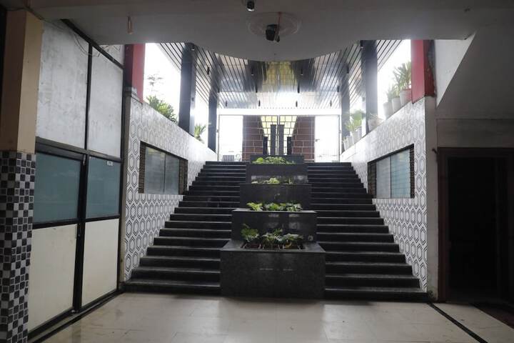Ballroom/Hall 13 of 15