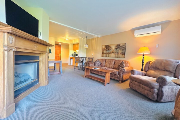 Standard King Bed Pet Friendly (9 of 15)