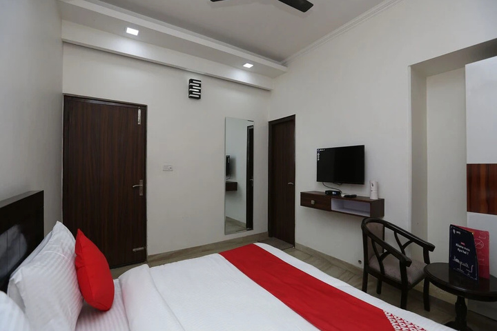 Room 6 of 9