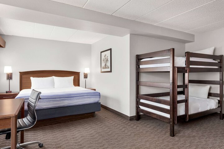 1 King Bed 1 Bedroom Business Suite Second Floor (17 of 17)