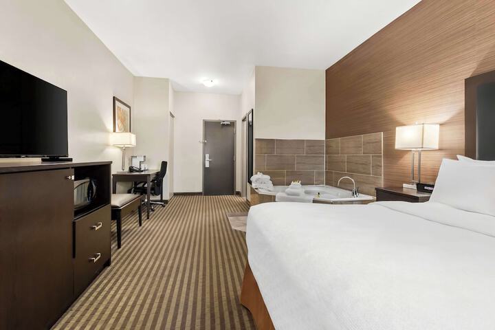 Suite 1 King Bed Sofa Bed Work Desk Microwave and Refrigerator WiFi Full Breakfast (6 of 19)