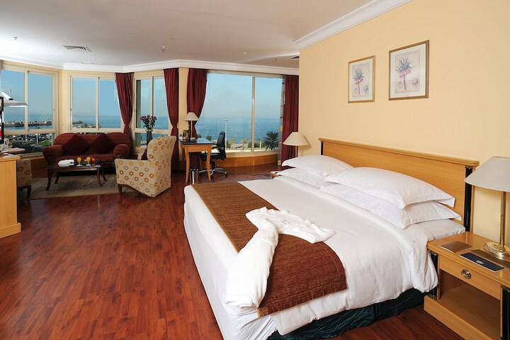Room 13 of 61