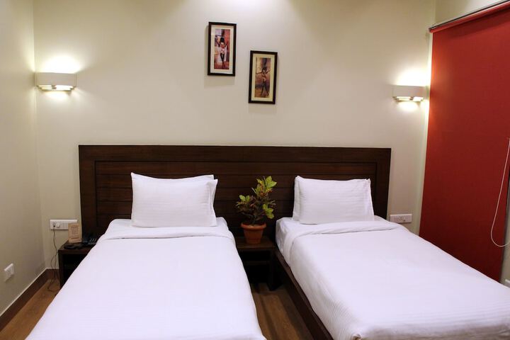Room 6 of 28