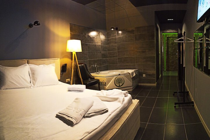 Room 11 of 80