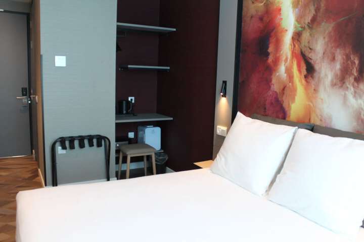 Room 13 of 31