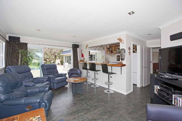 Lounge 17 of 28