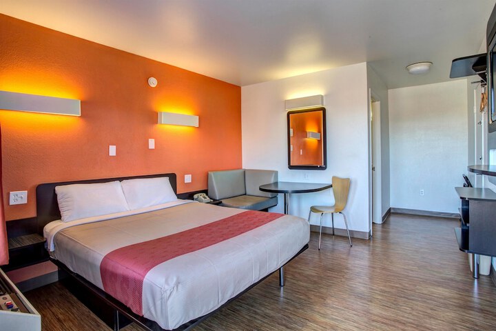 1 Queen Bed (9 of 10)