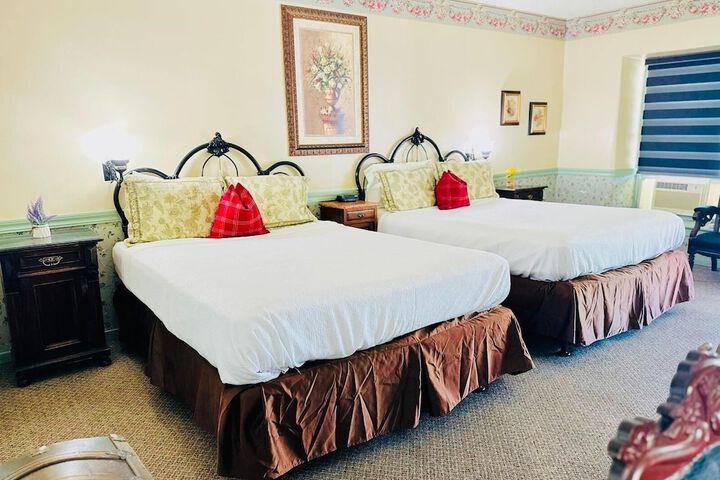 Deluxe Queen Bed (10 of 26)