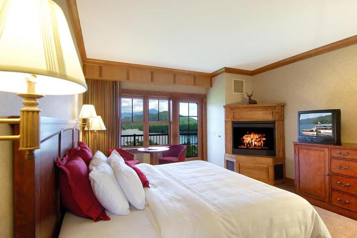 Standard King Bed Lake View Sofa (20 of 22)