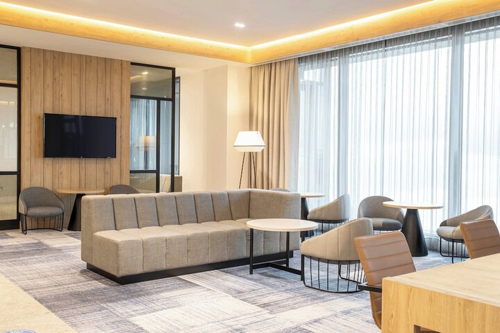 Lounge 42 of 58