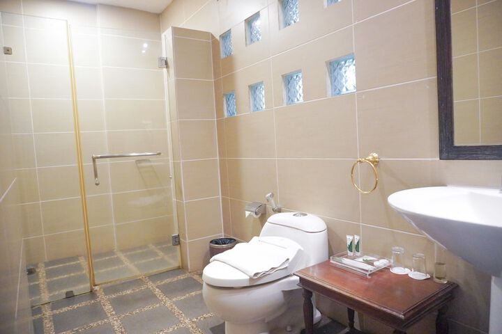 Room 17 of 38