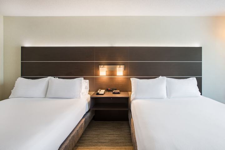 2 Queen Beds (5 of 14)