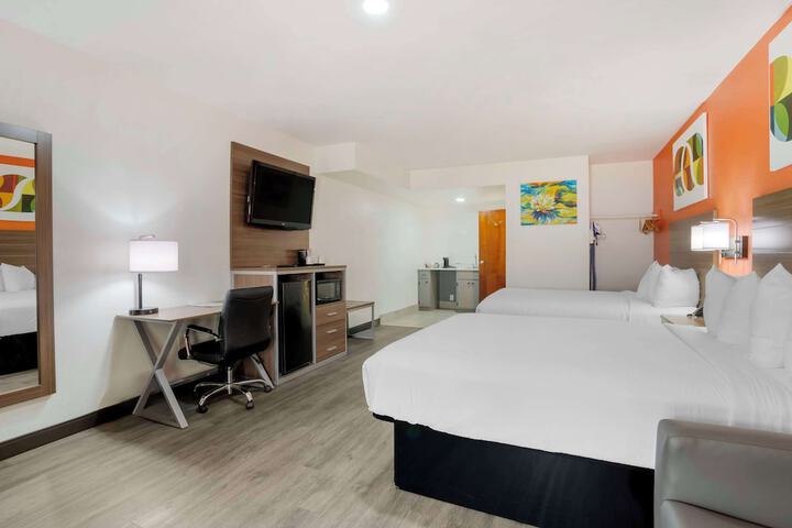 2 Queen Beds Microwave and Refrigerator WiFi Continental Breakfast (5 of 21)