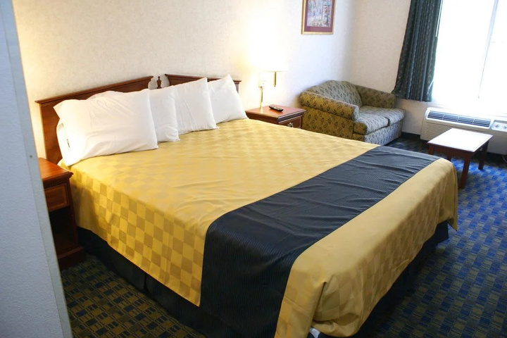 Room 4 of 12