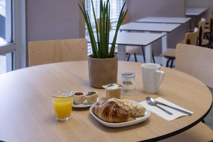 Breakfast/Coffee Service 25 of 32