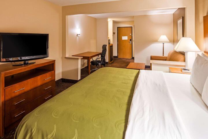 1 Queen Bed (3 of 12)