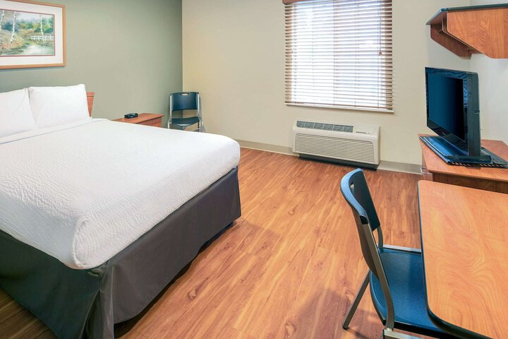 1 Queen Bed (6 of 10)