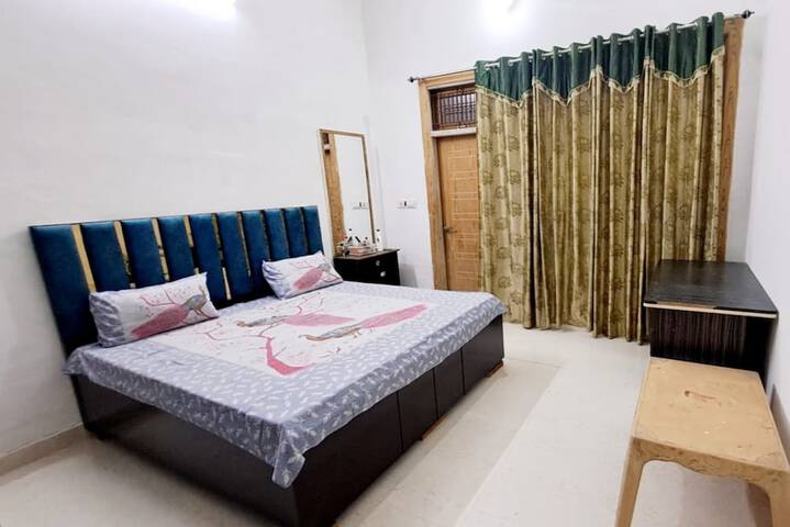 Room 6 of 14