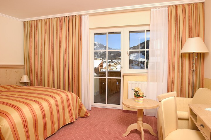 Room 3 of 76