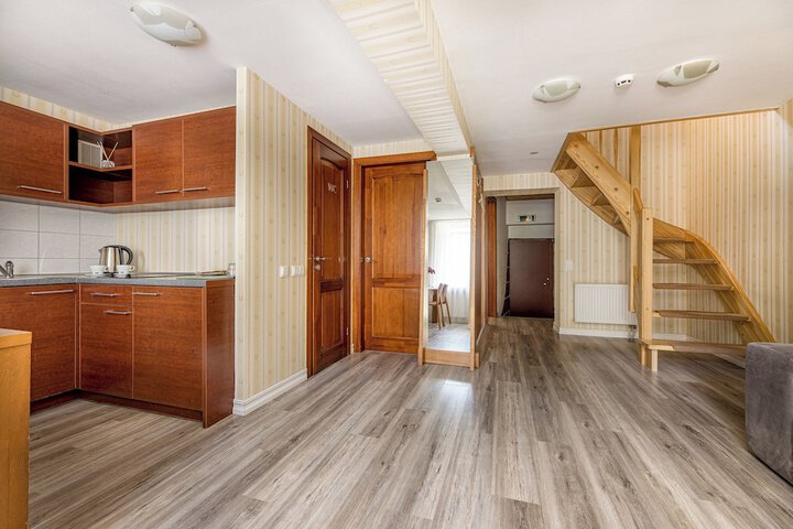 Room 43 of 214