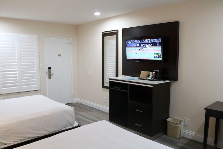 1 Queen Bed | Mob Accessible Roll in Shower Micfridg (17 of 25)