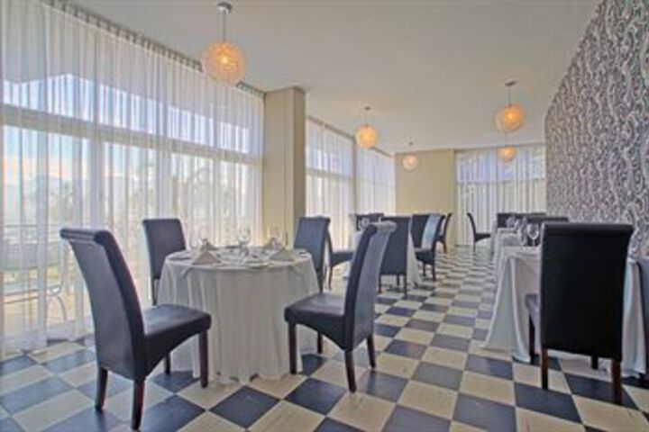Dining 4 of 23