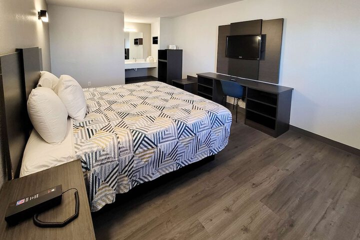 1 King Bed Micfridge (1 of 6)