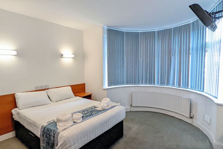 Room 5 of 9