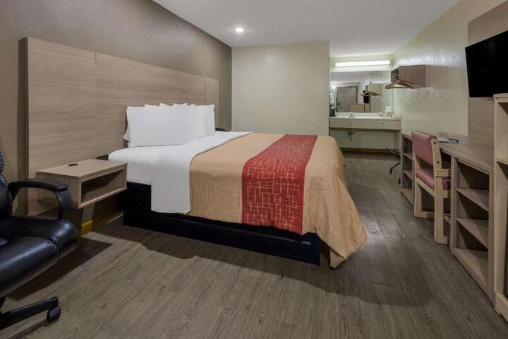 1 King Bed (11 of 14)