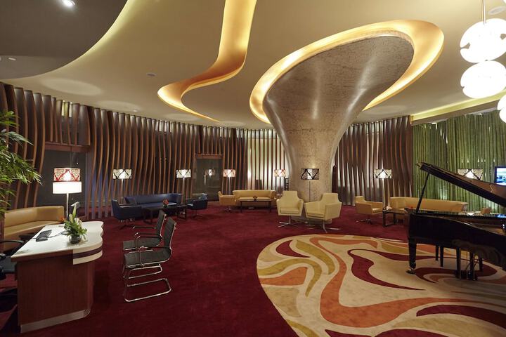 Lounge 76 of 131